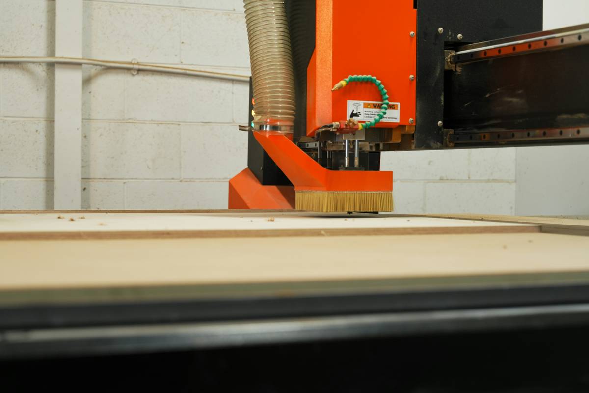 woodworking router types including fixed-base, plunge, and combo kits on a workbench