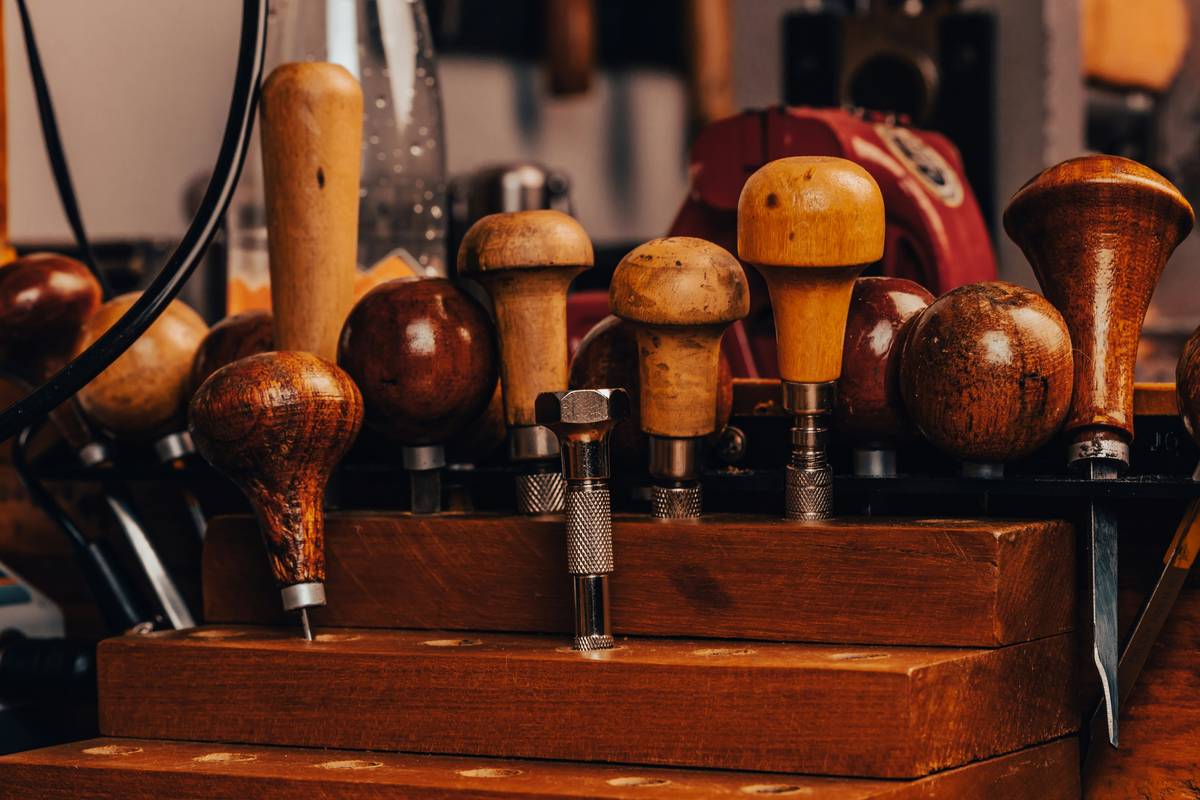 types of routers woodworking showing fixed-base, plunge, and combo router tools on a workbench